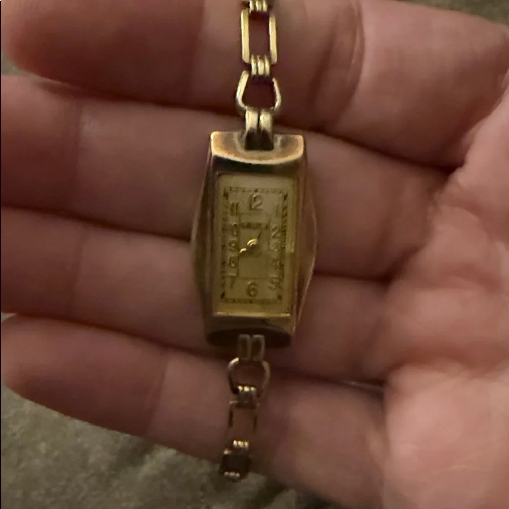 Gold-Tone Women’s Vintage 1920s Bracelet Watch - Elegant Gold Design - Picture 2 of 8